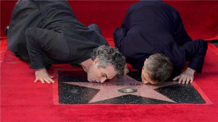 Filmstar mit markanten Furchen - Willem Dafoe wird 70 Die Schauspieler Willem Dafoe und Mark Ruffalo küssen die Sternenplakette. (Archivbild)