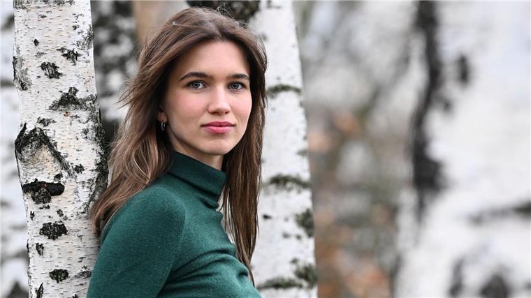 ZDF-Rapunzel schlägt sich Weihnachtsbaum im Wald Die Schauspielerin Anna-Lena Schwing bei einem Spaziergang in ihrem Kiez.