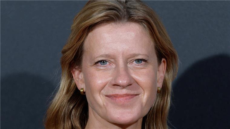 Caroline Peters erinnert sich gern an „Mord mit Aussicht“ Die Schauspielerin Caroline Peters ist mit ihrer Rolle in der Serie „Mord mit Aussicht“ bekannt geworden. Jetzt ermittelt sie bei RTL.