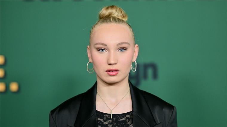 Vor der Kamera mit dem Ochi-Baby Die Schauspielerin Helena Zengel wurde mit dem Film „Systemsprenger“ bekannt.