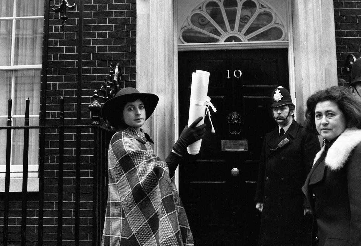 „Fawlty Towers“-Schauspielerin Prunella Scales gestorben Die Schauspielerin Prunella Scales im Jahr 1975 vor Downing Street 10 in London. (Archivbild)