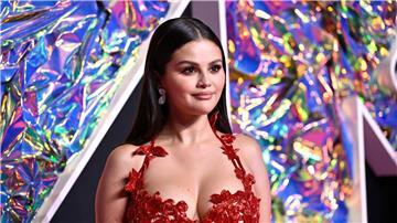 Die Schauspielerin und Sängerin Selena Gomez soll in einem geplanten Biopic die Rocksängerin Linda Ronstadt verkörpern.