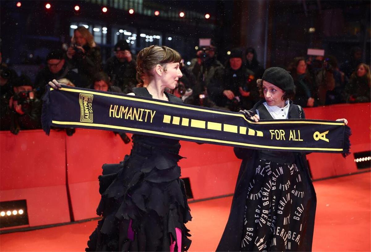 Neubauer trägt provokantes Kleid gegen Merz bei Berlinale Die Schauspielerinnen Meret Becker und Anna Thalbach nutzen den roten Teppich, um auf die zivile Seenotrettung aufmerksam zu machen.