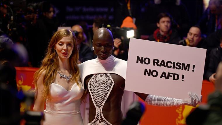 Filmschaffende protestieren bei Berlinale für Demokratie Die Schauspielerinnen Pheline Roggan (l) und Papis Loveday (r) setzen bei der Berlinale ein Zeichen gegen Rechtsextremismus.