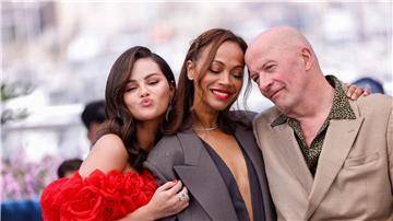 Die Schauspielerinnen Selena Gomez (l-r), Zoe Saldana und Regisseur Jacques Audiard posieren beim Fototermin für den Film „Emilia Perez“ auf dem 77. internationalen Filmfestival in Cannes.