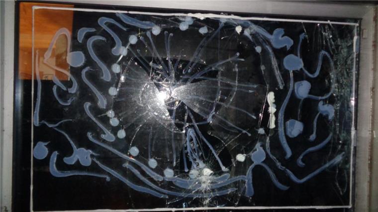 Die Scheibe der Bäckereifiliale wurde bei der Attacke schwer in Mitleidenschaft gezogen.