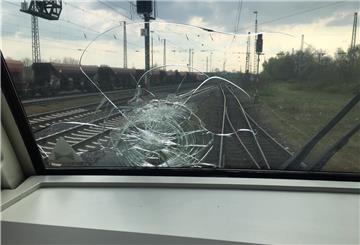 Die Scheibe der Lokomotive splitterte.