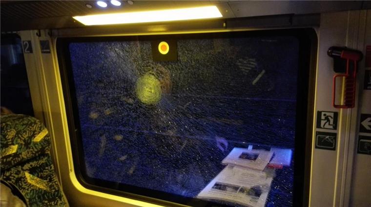 Scheibe zersplittert: Jugendliche bewerfen Zug mit Steinen Die Scheibe wurde durch den Steinwurf stark beschädigt.