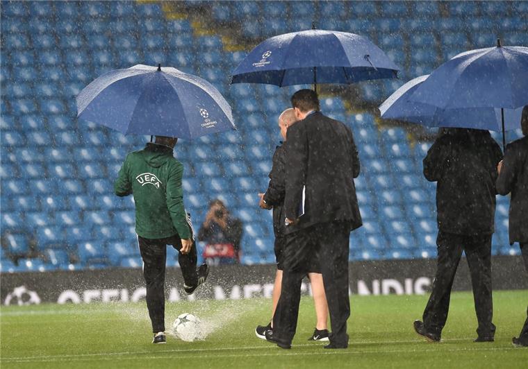 Starkregen: Duell zwischen Manchester und Gladbach fällt aus Die Schiedsrichter machen einen letzten Test. Aber der Ball will nicht rollen.