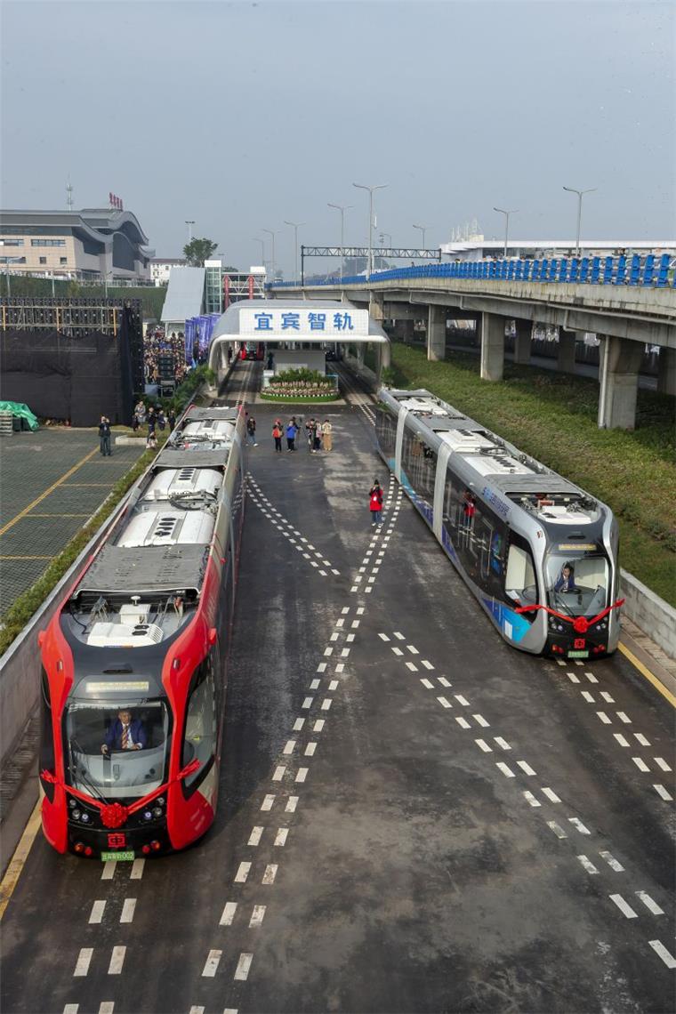 Neue Straßenbahn in China fährt schienenlos und autonom Die schienenlose und autonome Straßenbahn folgt einer eigenen Spur auf der Straße und fährt auf Gummirädern.