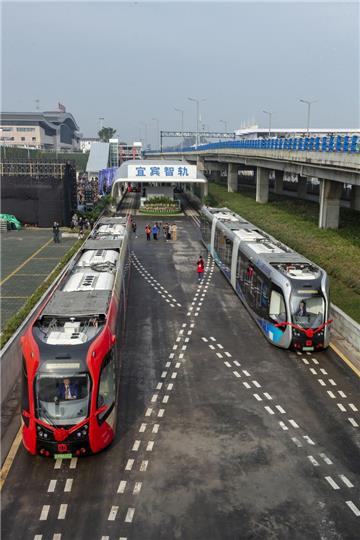 Die schienenlose und autonome Straßenbahn  folgt einer eigenen Spur auf der Straße und fährt auf Gummirädern.  