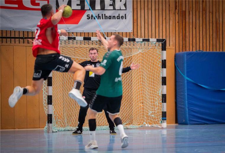 Niederlage in Cloppenburg wirft TV Schiffdorf nicht um Joel Hoppe (vorn links) beim Sprung