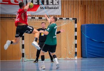 Joel Hoppe (vorn links) beim Sprung