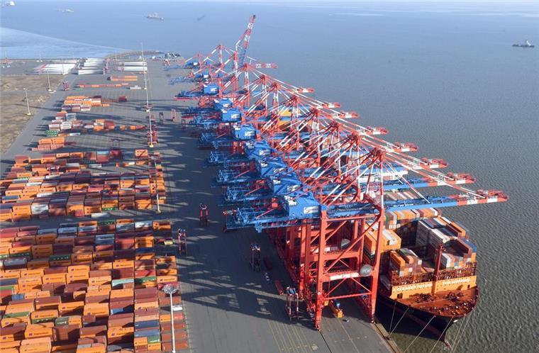 Riesencontainerschiff „Damietta Express“ legt erstmals in Wilhelmshaven an Blick aus der Vogelperspektive auf den Jade-Weser-Port. Die Schiffe dieser Klasse, wie die „Damietta Express“, setzen auf nachhaltige Dual-Fuel-Technologie. Dies reduziert die CO2-Emissionen erheblich und unterstützt die Klimaziele von Hapag-Lloyd.