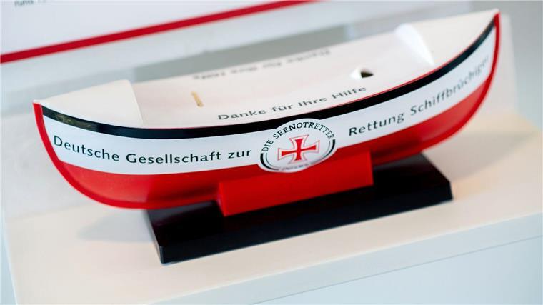 Spenden für Seenotretter: Sammelschiffchen feiern Geburtstag Die Schiffe sind gerade einmal 32 Zentimeter groß - und für die Einsätze in der Nord- und Ostsee unverzichtbar. (Archivfoto)