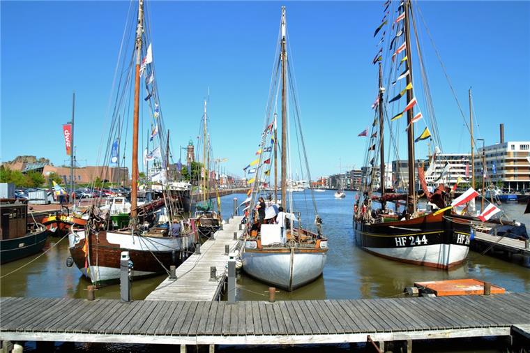 Bremerhavener Schiffergilde wehrt sich gegen Beton-Pontons Die Schiffergilde sorgt sich um das besondere Flair am Neuen Hafen in Bremerhaven, wenn die bisherigen Holzstege durch Beton-Pontons ersetzt werden.
