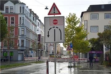 Die Schilder kommen weg: Ab Samstag ist die Rickmersstraße wieder frei.