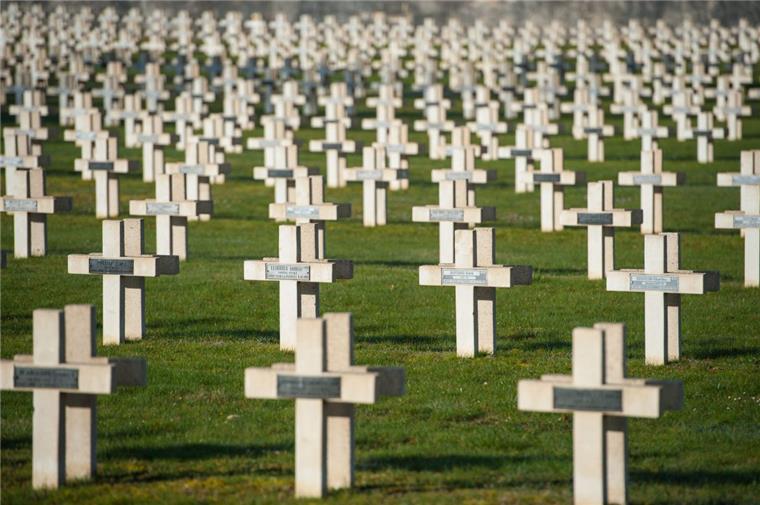 Verdun - die verheerende Schlacht im Ersten Weltkrieg Die Schlacht von Verdun dauerte von Februar bis Dezember 1916 und kostete mehr als 300 000 Soldaten das Leben. 400000 wurden verwundet.