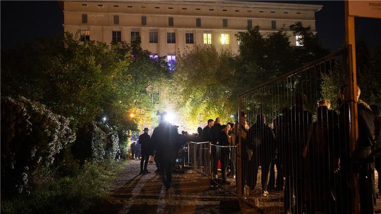 Der drohende Untergang des Nachtlebens Die Schlange vor dem weltbekannten Berliner Club: Hunderte stehen vor dem „Berghain“. Der Name leitet sich vom Bezirk Friedrichshain-Kreuzberg ab, in dem sich der Club in einem früheren Heizkraftwerk befindet. (Archivbild)