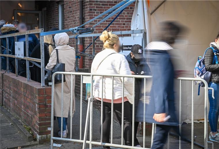 Bremerhaven: Personalausfälle durch Corona Die Schlangen bei den Testzentren für einen PCR-Test sind gerade wieder lang.