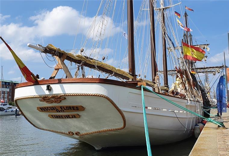 Maritime Tage: Ein Hingucker kommt nach Bremerhaven Die schneeweiße „Pascual Flores“ ist ein echter Hingucker.
