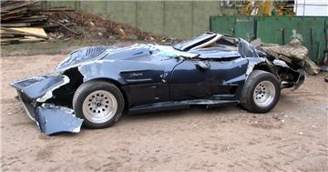 Die schöne Corvette Stingray ist dahin: Was der Radlader von dem Oldtimer übergelassen hat, treibt Auto-Fans Tränen in die Augen.