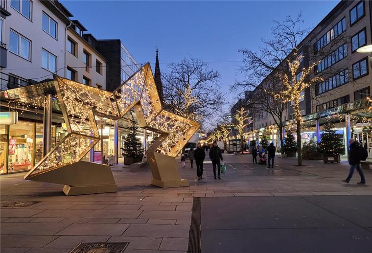 Bremerhavener Weihnachtsmarkt läuft Leuchtende Weihnachtsdekoration in Einkaufsstraße