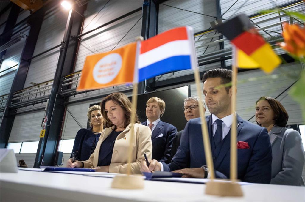 Die schönsten Fotos vom königlichen Besuch in Bremerhaven. Foto: Hartmann