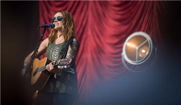 Die Schottin Amy Macdonald begrüßte ihre Fans standesgemäß auf Deutsch. Foto: Ha...