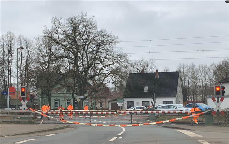 Lastwagen rammt Schranke in Lunestedt Die Schranke musste nach der Kollision in Lunestedt ausgetauscht werden.