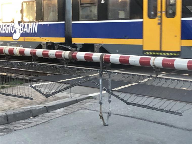 Lunestedt: Beschädigte Bahnschranke sorgt für Aufregung Die Schrankenanlage am Lunestedter Bahnhof ist beschädigt.