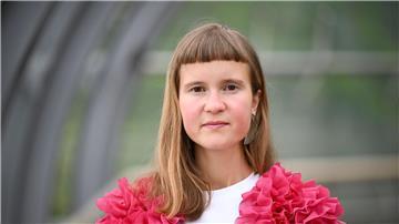 Die Schriftstellerin Caroline Wahl veröffentlicht ihren neuen Roman „Windstärke 17“.