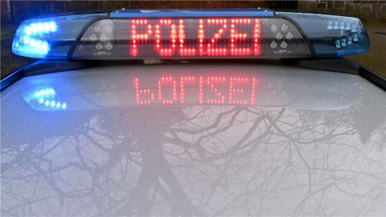Polizeihund spürt mutmaßlichen Dieb im Gebüsch auf Die Schriftzug „Polizei“ leuchtet auf dem Dach eines Streifenwagens der Polizei.