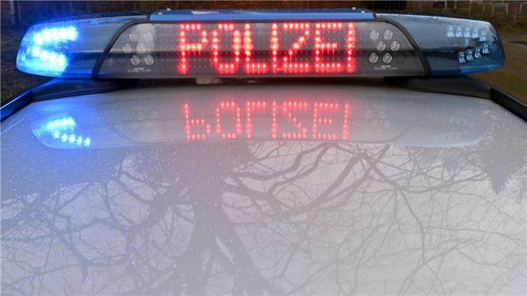 Polizei: Mann rassistisch beleidigt und geschlagen Die Schriftzug „Polizei“ leuchtet auf dem Dach eines Streifenwagens der Polizei.
