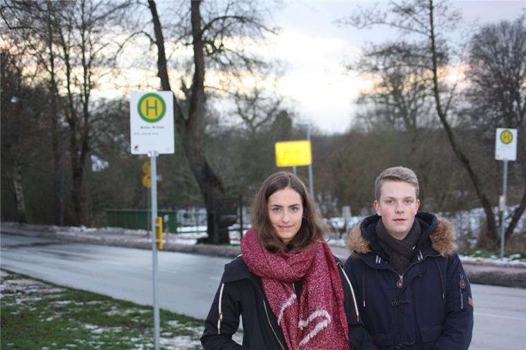 Schlechtes Zeugnis: Neue Haltestelle in Bokel fällt bei Schülern durch Die Schüler Emelie Dörr und Lukas Lübken geben der Haltestelle „Bokel, Brücke“ nahe des Stubbener Bahnhofs schlechte Noten. Foto Gehrke