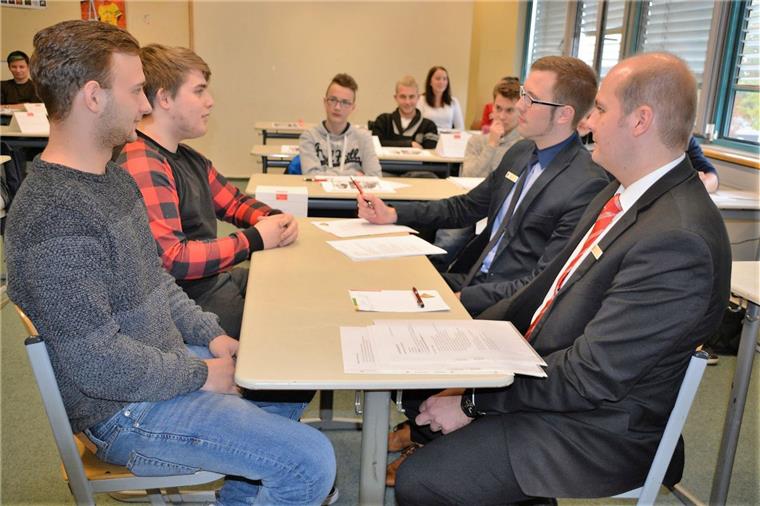Die Schüler lernen beim Bewerbungstraining, worauf Firmen bei Bewerbungen achten, angefangen bei der Mappe bis hin zum Gespräch. Hendrik Wallentowitz (von links) und Vincent Langer stellen sich der Herausforderung, von Dennis Pätzold und Birger Ruhnau in die Zange genommen zu werden.