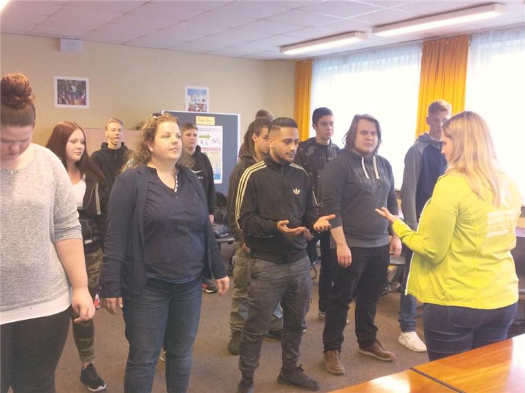 Guter Geist sorgt für mehr Gesundheit in der Schule Die Schüler lernen unter anderem einfache Übungen, mit dem sie das lange Sitzen in der Schule ausgleichen können.