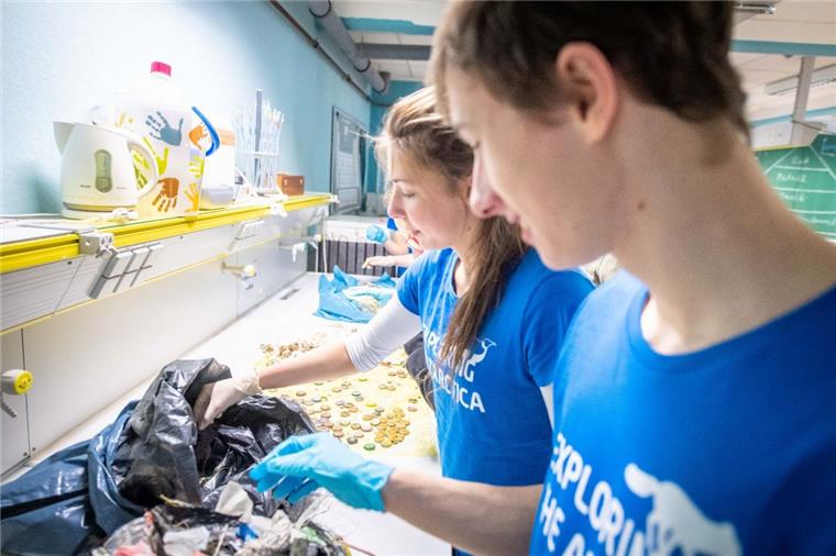 Schüler sammeln Plastikmüll vom Weserdeich in Bremerhaven Die Schüler sortieren den Müll, den sie am Weserdeich gefunden haben. Ihnen geht es vor allem um Plastikmüll.