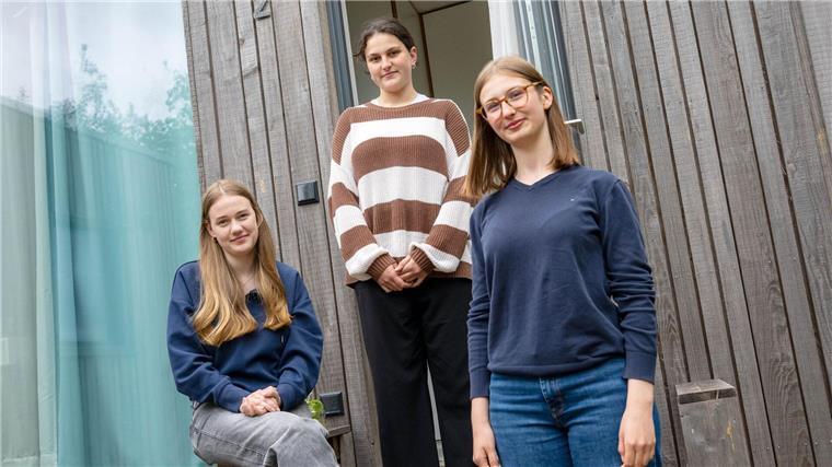 Die Schülerinnen Anna Kahmann (l-r), Paulina Ehrlichmann und Hannah Böttcher wohnen aktuell in den Tiny-Häusern. 