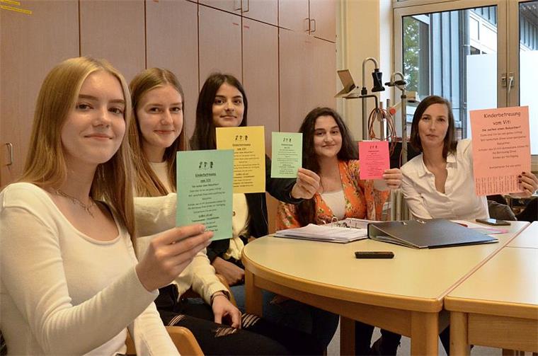 Zeven: Schülerfirma am Gymnasium verschafft Eltern Freiräume Die Schülerinnen Chiara Neeteson, Anabel Burmester, Amara Kaya und Fatime Ahmeti (von links) zeigen die Flyer ihrer Babysittervermittlung KiVi. Betreut wird die am Zevener St.-Viti-Gymnasium angesiedelte Schülerfirma von Lehrerin Valerie Wittenbeck (rechts).