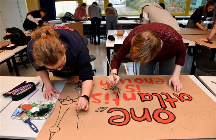 Klima-Demo in Bremerhaven: Heute streiken die Schüler Die Schülerinnen Marlene Metz (rechts) und Ayla Marx malen Plakate für die Demo in Bremerhaven.