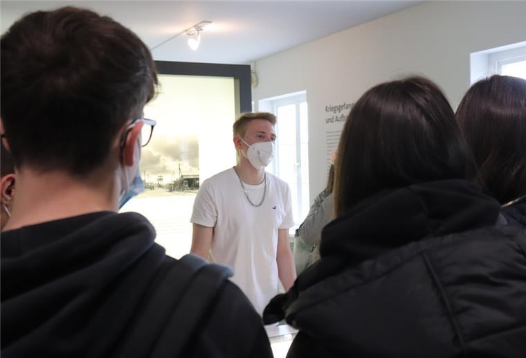 Das FSJ als Wegweiser für die Zukunft Schülerinnen und Schüler lauschen dem FSJler.