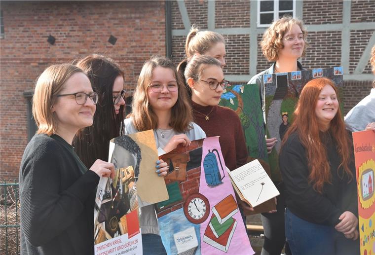 Die Schülerinnen und Schüler des Leistungskurses Kunst an der KGS zeigen ihre Werke in der Sittenser Wassermühle an vier Sonntagen im März.