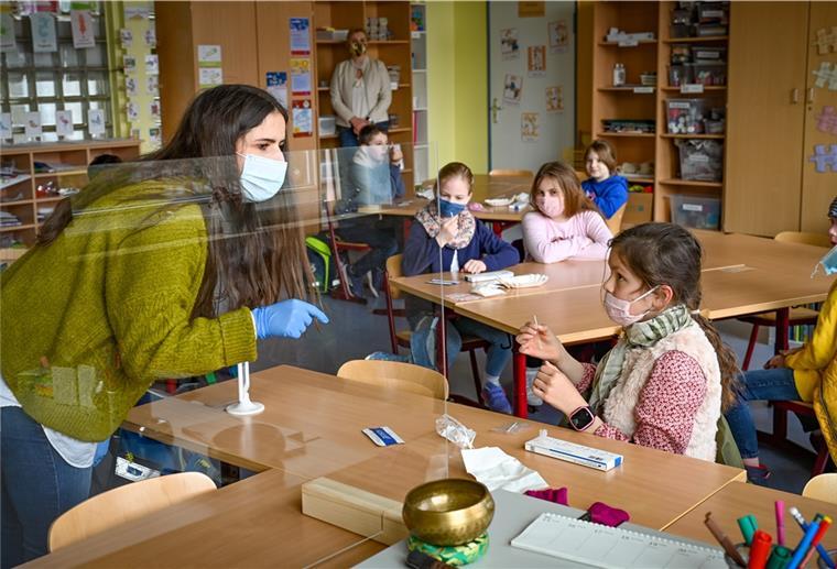 Schnelltest in Bremerhavener Grundschule: So läuft’s im Klassenraum ab Die Schülerinnen und Schüler haben die Abläufe schnell verinnerlicht: Josephine Veiths Klasse 3d mit Malia (rechts) in der Goetheschule beim Corona-Selbsttest. Foto Scheschonka