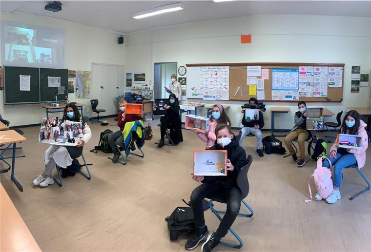 Per Tablet im englischen Klassenzimmer Die Schülerinnen und Schülern der Humboldtschule tauschen sich mit Altersgenossen in England per Videokonferenz aus und stellen sich gegenseitig ihre Lebenssituation vor.