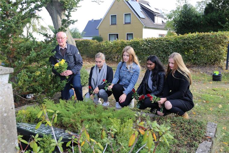 Die Schülerinnen (von links) Jasmin Wagner, Luisa Garms, Gaureka Selvaratnam und Abelina Stelling besuchen auf dem Beverstedter Friedhof die Gedenkstätte für das Euthansie-Opfer Käthe Spreen. Sie wurde von den Nationalsozialisten ermordet. Der ehemalige Lehrer und Bürgermeister Martin Bensen führte die Schülerinnen durch Beverstedt.