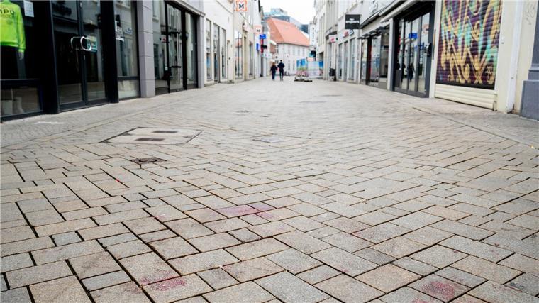 21-Jähriger stirbt nach Schüssen aus Polizeiwaffe Die Schüsse fielen in der Nacht zu Ostersonntag in der Achternstraße in der Oldenburger Innenstadt. Am nächsten Morgen sind noch Blutflecken zu sehen.