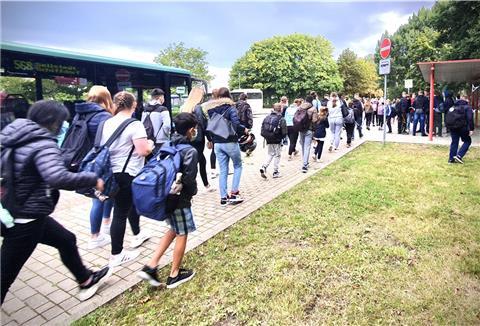 Die Schulbusse im Cuxland sind überfüllt – Karin Kramer vom Schulamt des Landkreises Cuxhaven hofft auf Maßnahmen zu Entspannung der Lage. 