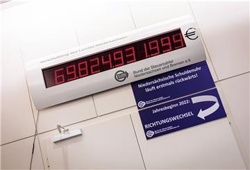 Die Schuldenuhr für Niedersachsen und Bremen im niedersächsischen Landtag läuft erstmalig rückwärts.