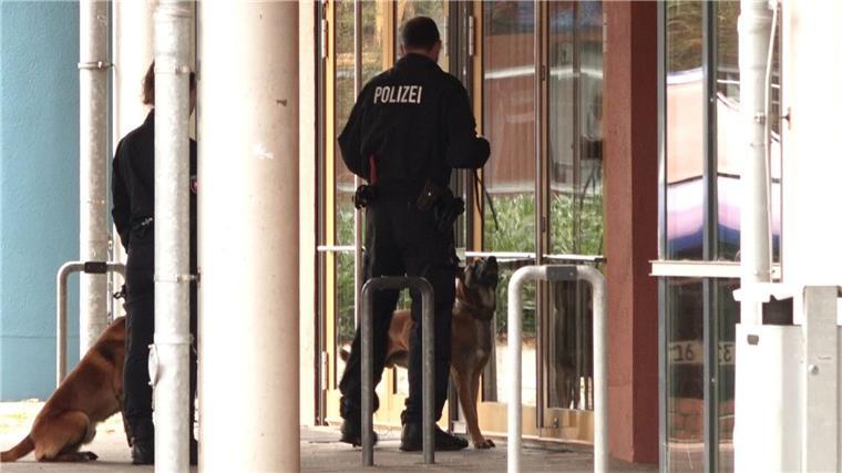 Die Schule in Stuhr wird Spürhunden durchsucht.